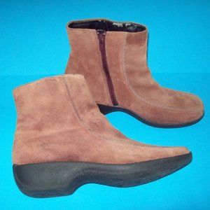 CLARKS BROWN BOOTS SIZE 10